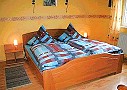 Schlafzimmer mit Doppelbett